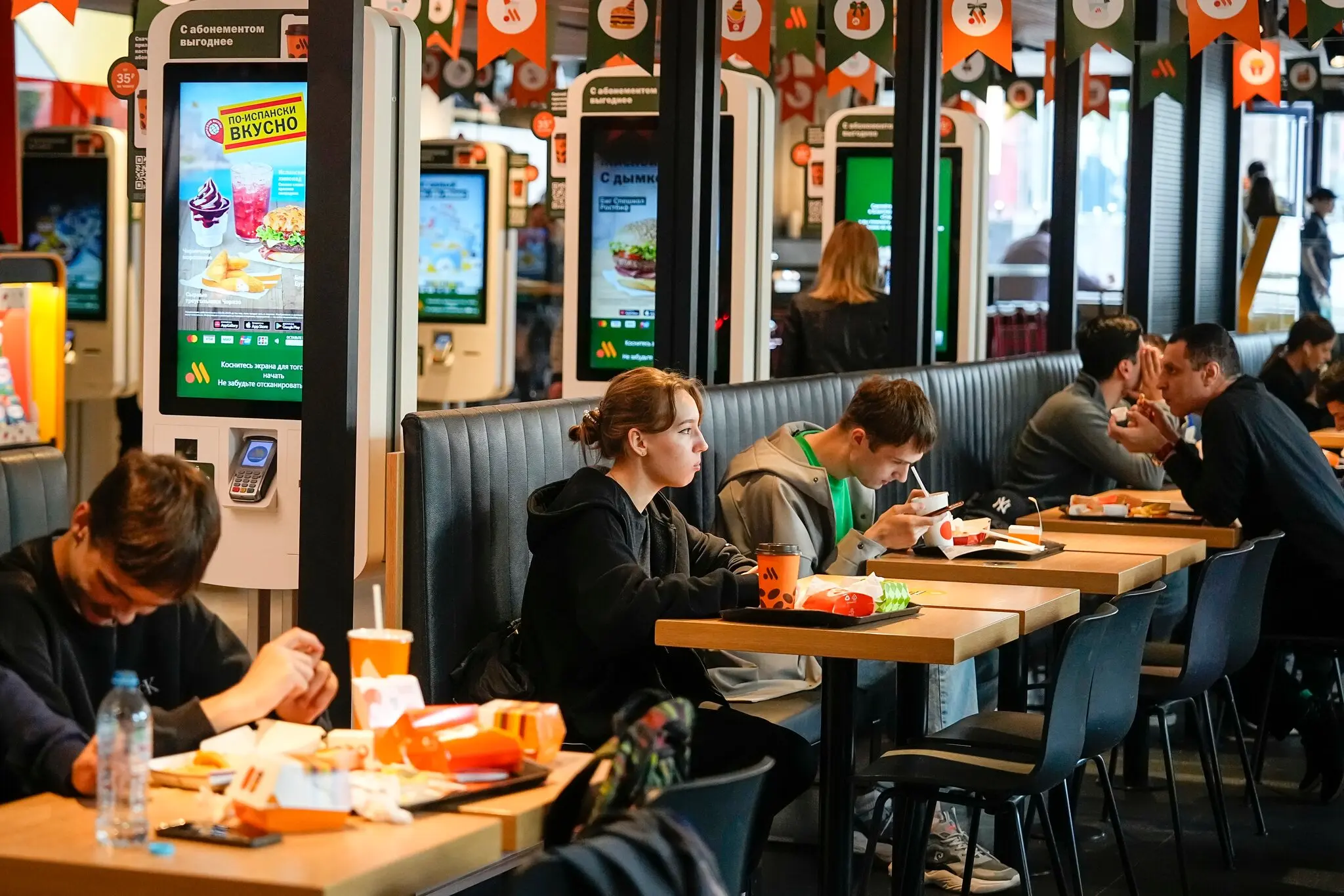Клієнти в колишньому магазині McDonald's у Москві в червні. Найбільш безпосереднім занепокоєнням російських фінансових політик є можливість значної інфляції.